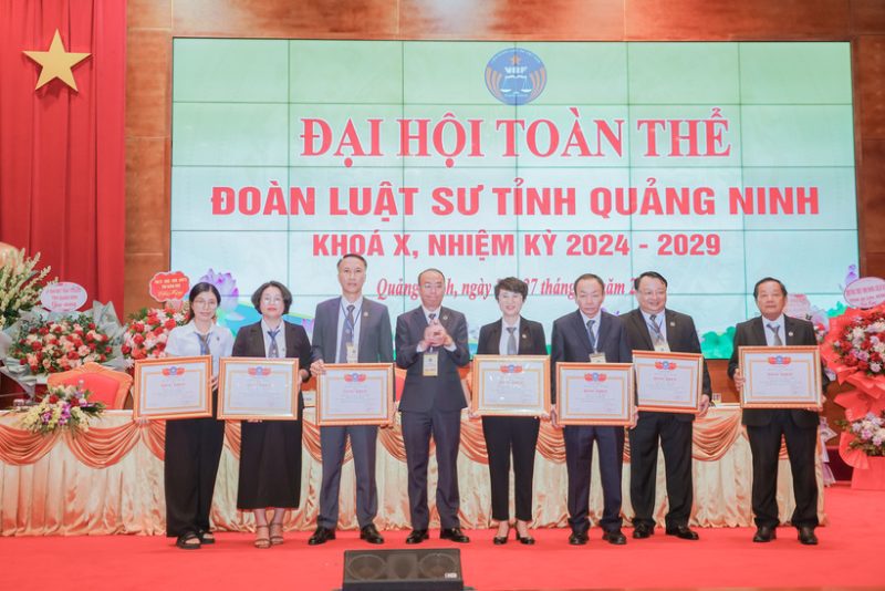 Khen thưởng các tổ chức, cá nhân có thành tích xuất sắc trong hoạt động nghề Luật sư.