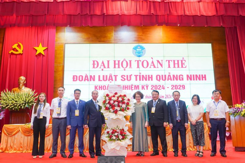 Liên đoàn Luật sư Việt Nam tặng lẵng hoa chúc mừng Đại hội Đoàn Luật sư tỉnh Quảng Ninh.