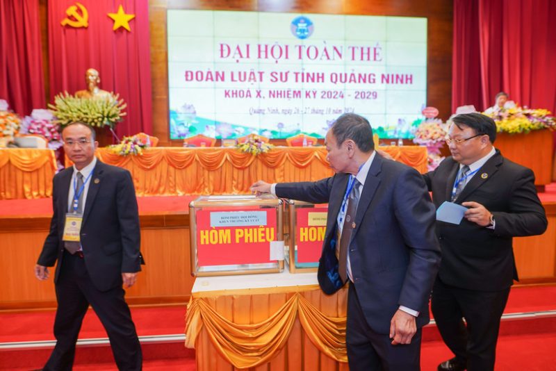 Các đại biểu bỏ phiếu bầu cử.