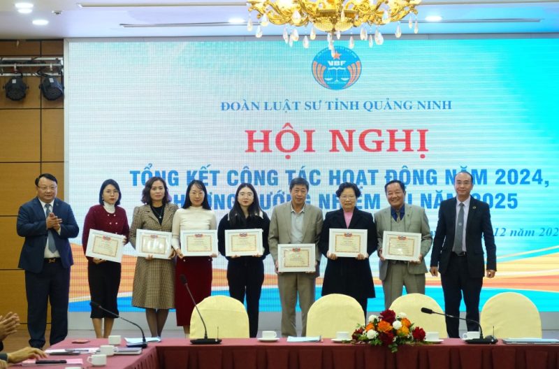 Đoàn Luật sư tỉnh trao tặng giấy khen cho các cá nhân có thành tích trong năm 2024.