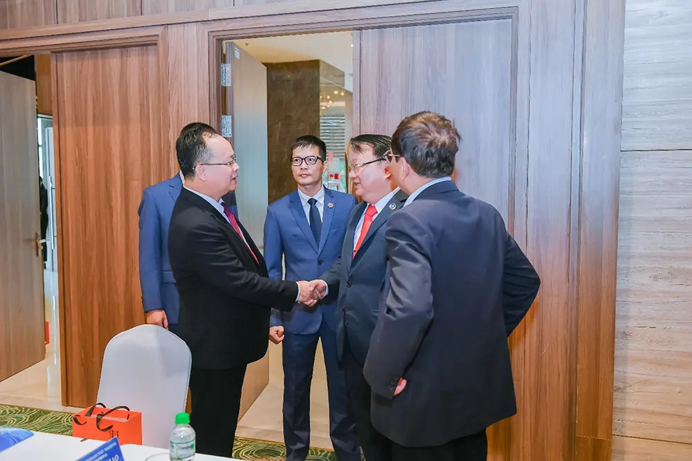 Luật sư Vũ Hữu Quý, Chủ nhiệm Đoàn Luật sư bắt tay chào mừng ông Chu Tế Phạm, Phó Chủ nhiệm Uỷ ban Trọng tài Bắc Hải.