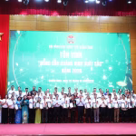 Trao tặng Kỷ niệm chương “Vì giai cấp nông dân Việt Nam” và tôn vinh “Nông dân Quảng Ninh xuất sắc”